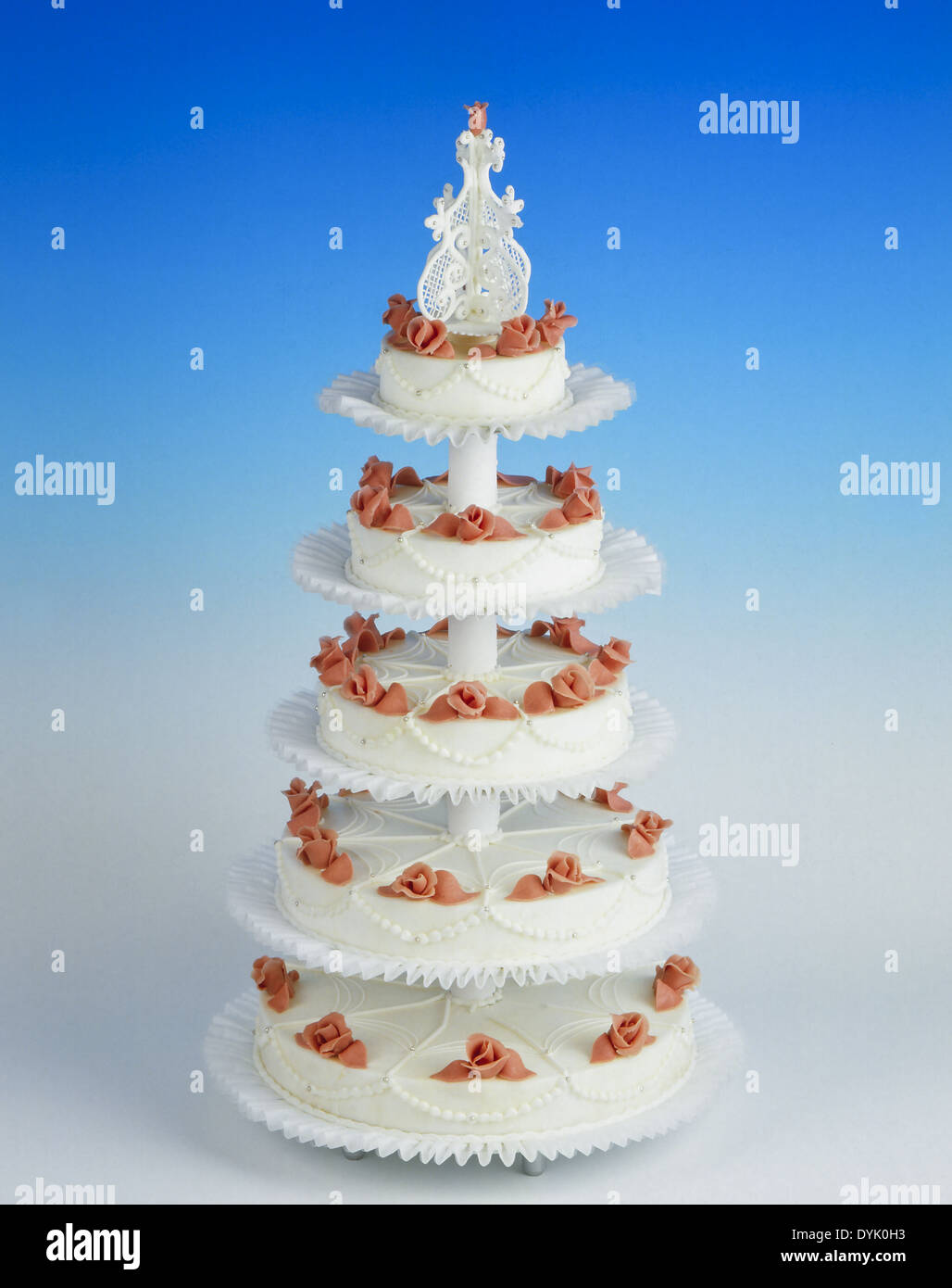 Hochzeitstorte fünfstöckige cinque-tiered torta nuziale torta nuziale decorata alimentare matrimonio sposa torta nuziale Torta di calorie Foto Stock