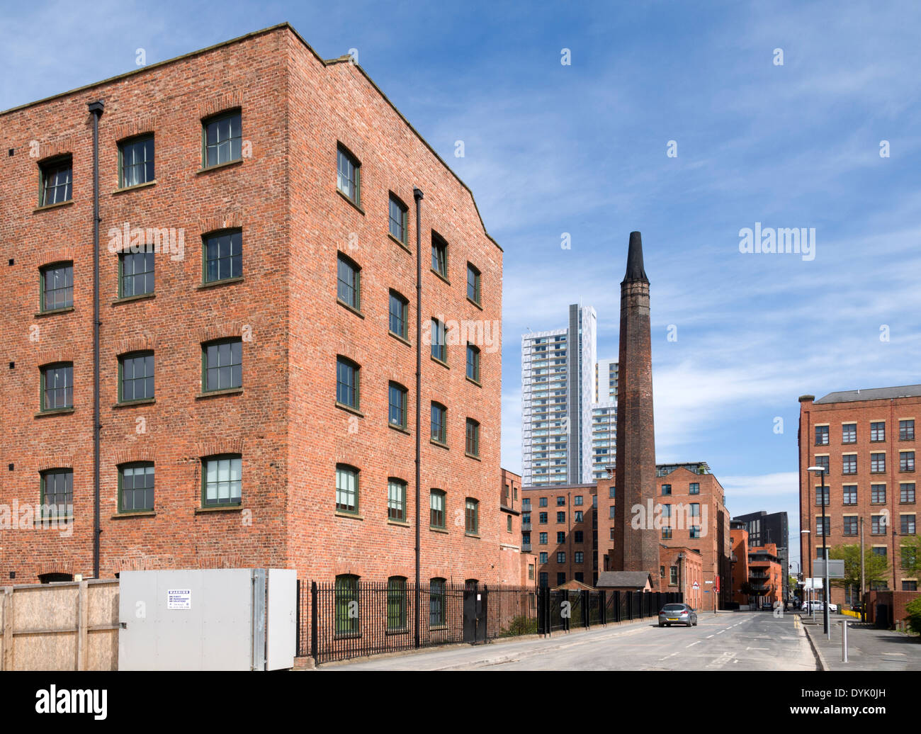 L'ex Macintosh Mill (ora appartamenti) e Student Castle (in seguito rinominato Liberty Living) edifici, Manchester, Inghilterra, Regno Unito Foto Stock