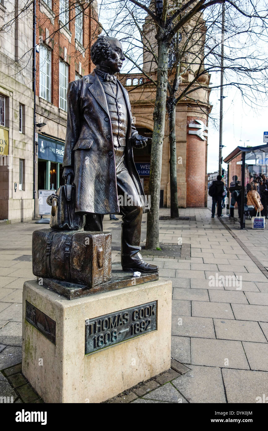 La statua di Thomas Cook al di fuori di Leicester stazione ferroviaria, UK. Foto Stock