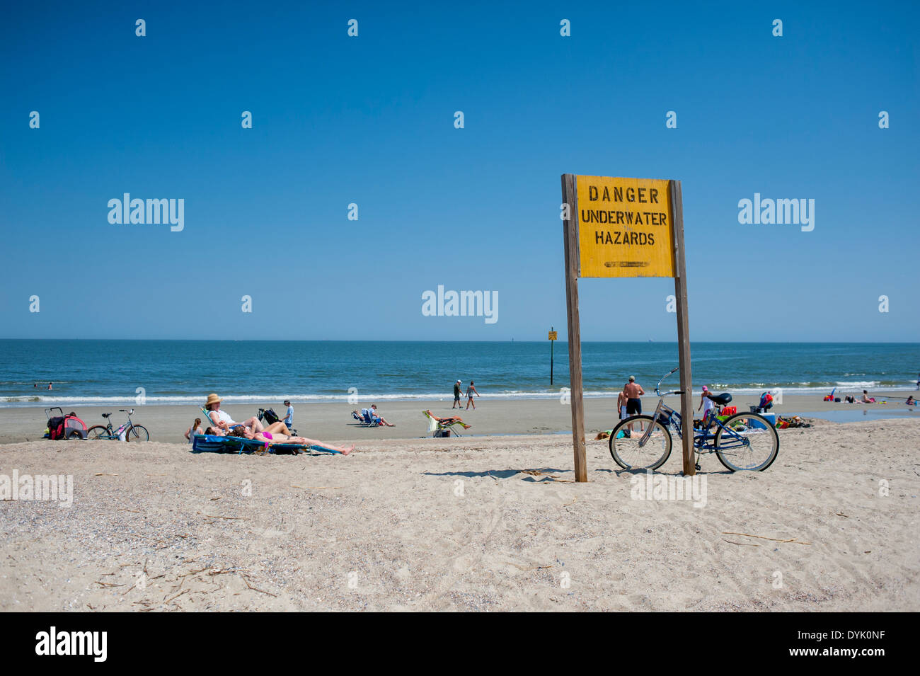USA la Georgia GA Tybee Island sulla costa dell'Oceano Atlantico spiaggia con persone che giocano nella sabbia Foto Stock