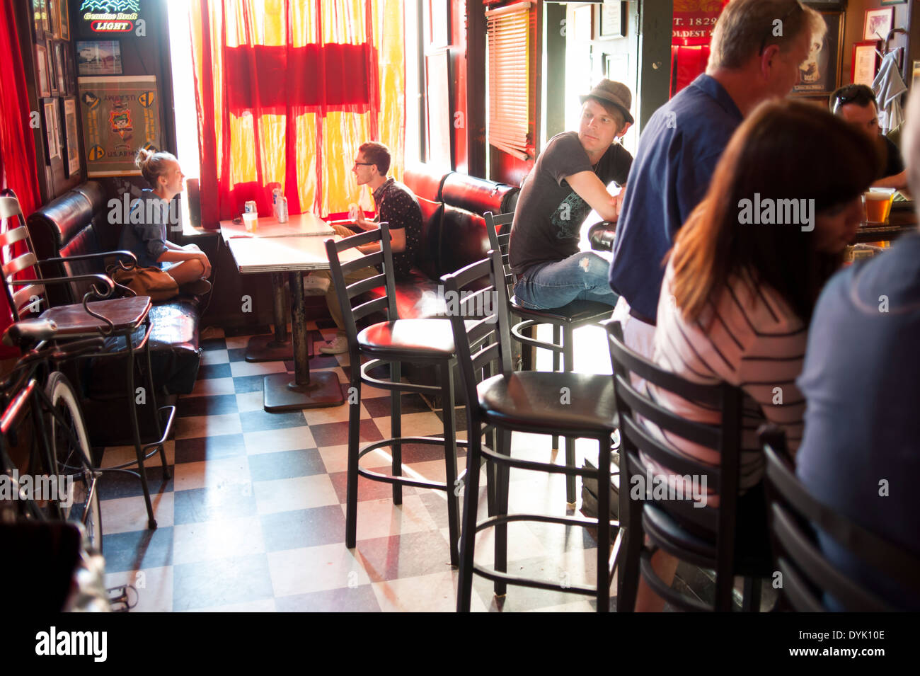 USA la Georgia GA Savannah - Pinkie Masters bar - old stabilito piccolo pub nel centro storico sono della città Foto Stock