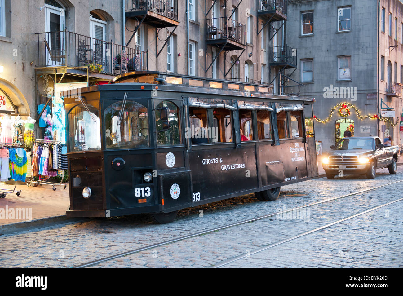 Stati Uniti d'America, Georgia GA storica Savannah - West River Street - Bar e Ristoranti Vita notturna Ghost Trolley Tour Foto Stock