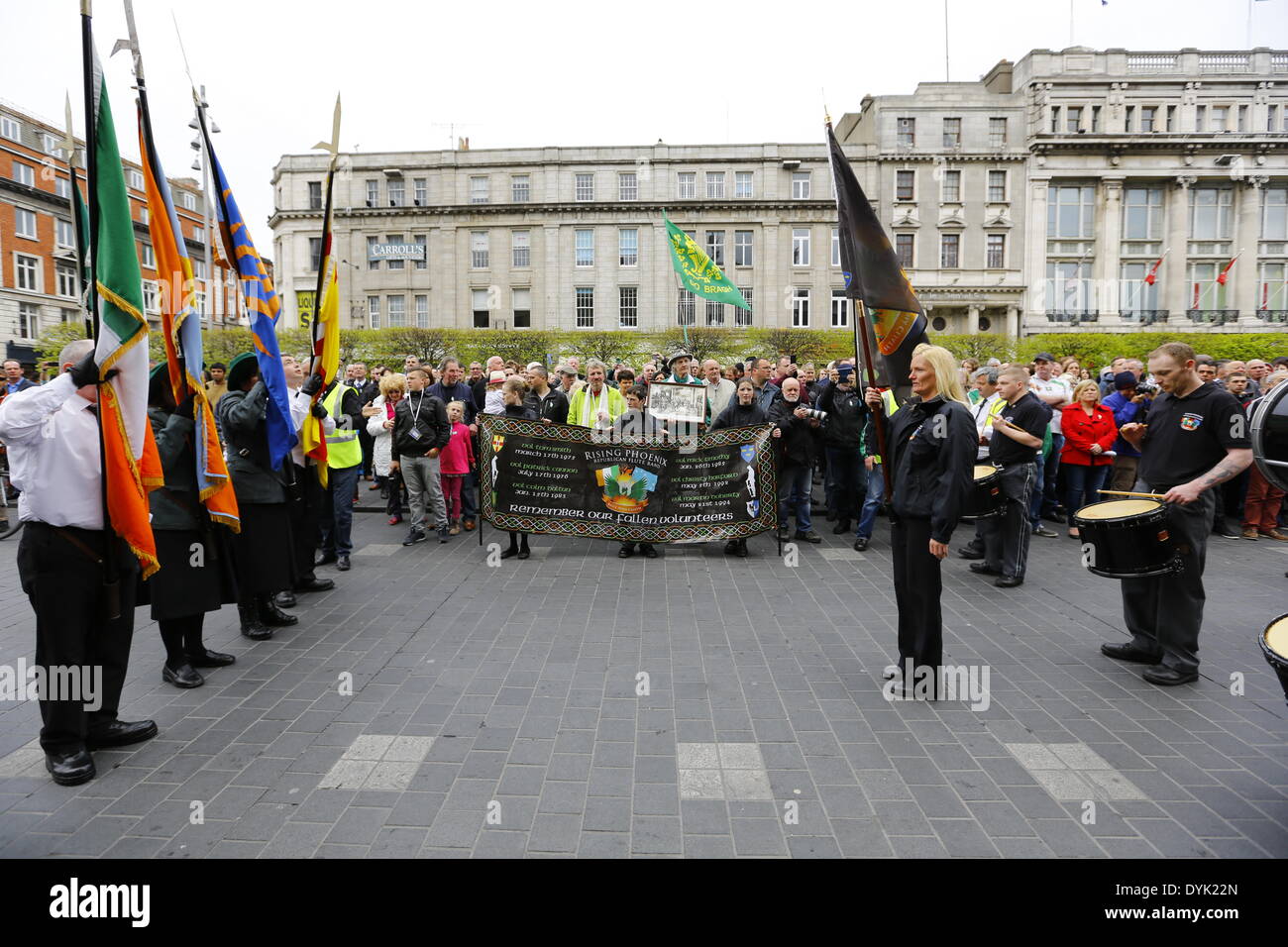 Dublino, Irlanda. Xx Aprile 2014. Il Sinn Fein e Cumann na mBan partito di colore e la risalita di Phoenix flauto repubblicano Band stand di fronte a ogni altra fuori l'Ufficio Generale delle Poste (GPO) uno dei principali siti della Pasqua che salgono dal 1916. Sinn Fein presidente Gerry Adams ha portato il Sinn Fein commemorazione del 98º anniversario di Pasqua la salita del 1916. La parte i sostenitori hanno marciato dal Giardino della Rimembranza per l'Ufficio Generale delle Poste (GPO) per un rally. Credito: Michael Debets/Alamy Live News Foto Stock