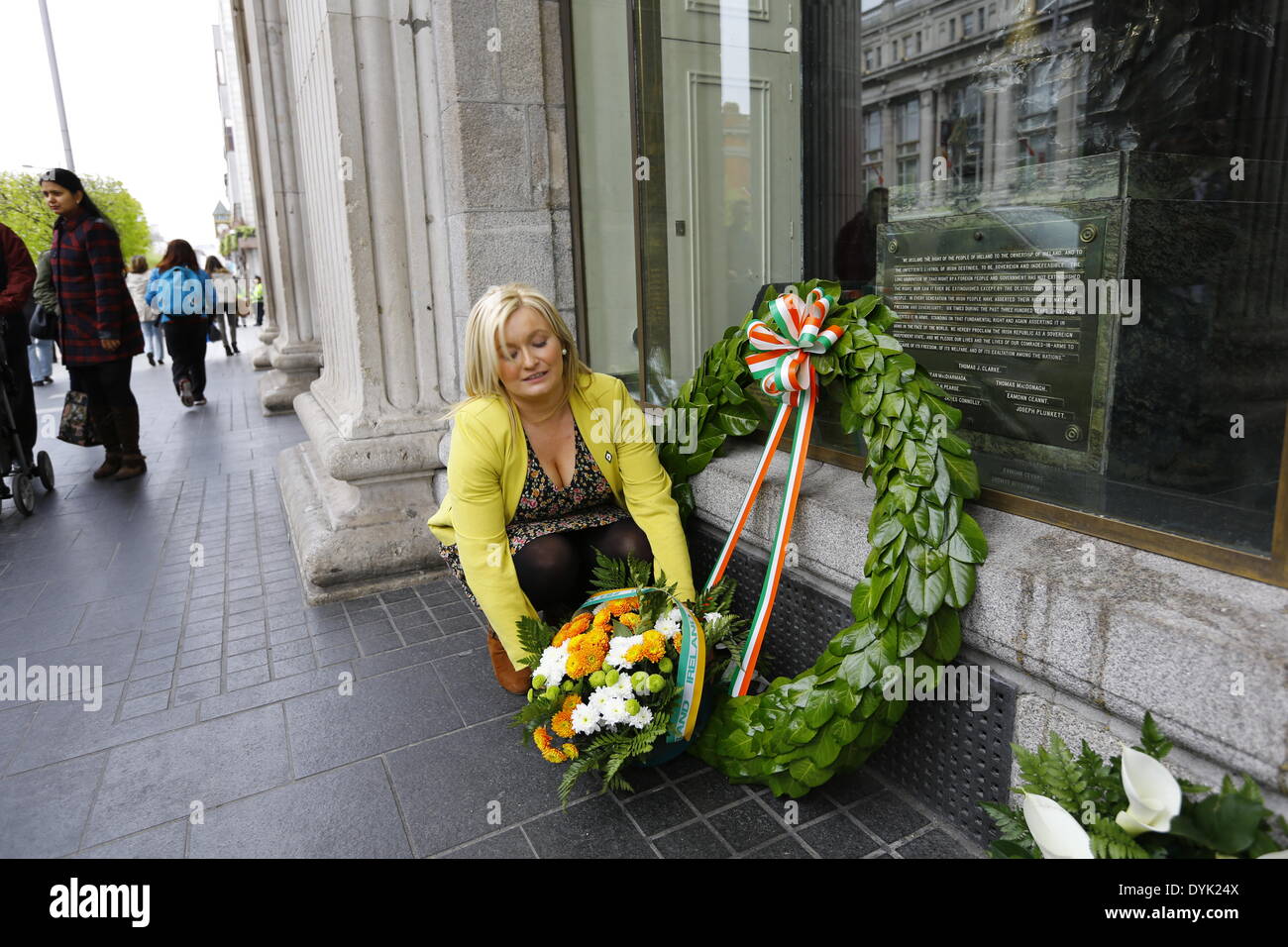 Dublino, Irlanda. Xx Aprile 2014. Un Sinn Fein stati stabilisce una corona al di fuori dell'Ufficio Generale delle Poste (GPO) uno dei principali siti della Pasqua che salgono dal 1916. Sinn Fein presidente Gerry Adams ha portato il Sinn Fein commemorazione del 98º anniversario di Pasqua la salita del 1916. La parte i sostenitori hanno marciato dal Giardino della Rimembranza per l'Ufficio Generale delle Poste (GPO) per un rally. Credito: Michael Debets/Alamy Live News Foto Stock