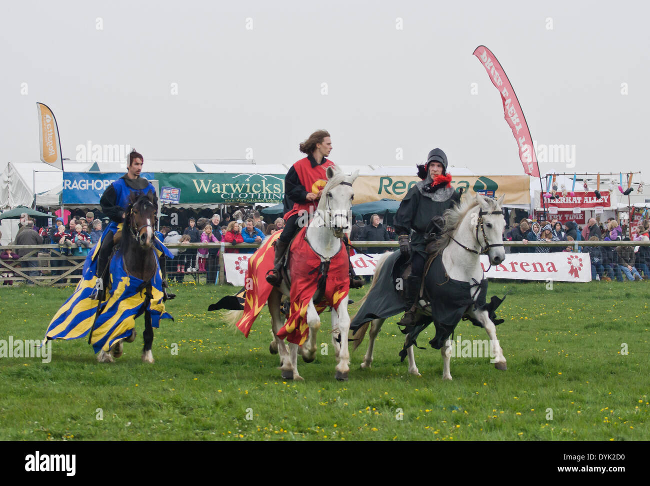 Thame, Oxon, Regno Unito. Xx Apr, 2013. Cavalieri del cavaliere stunt team di visualizzazione eseguire giostre e acrobazie a Thame Country Fair Foto Stock