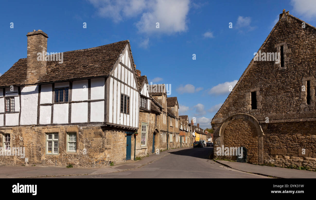 Lacock village, Wiltshire, Regno Unito. Cottage tradizionale. giornata di sole e cielo blu Foto Stock