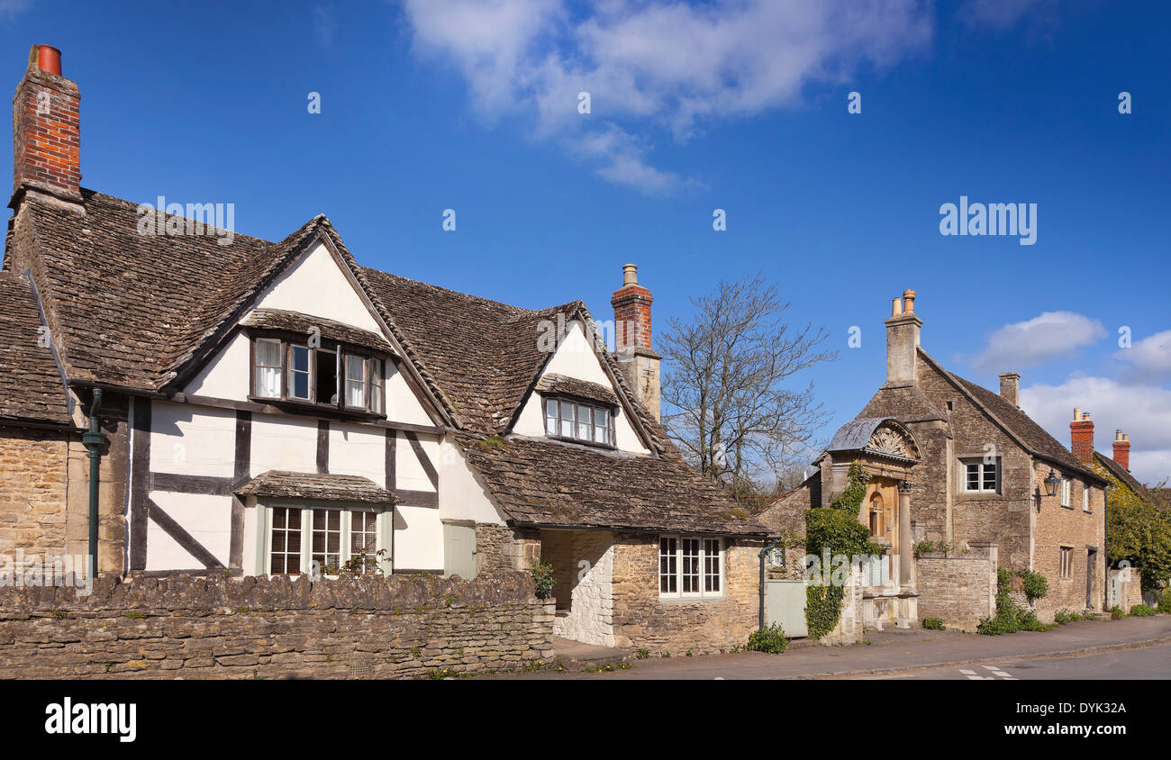 Lacock village, Wiltshire, Regno Unito. Cottage tradizionale. giornata di sole e cielo blu Foto Stock