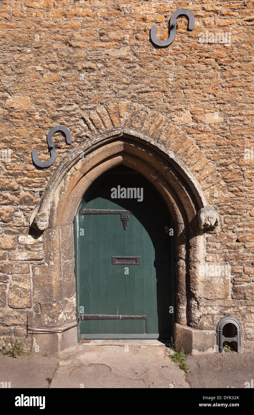 Gothic portale ad arco, Lacock, Wiltshire, Regno Unito Foto Stock