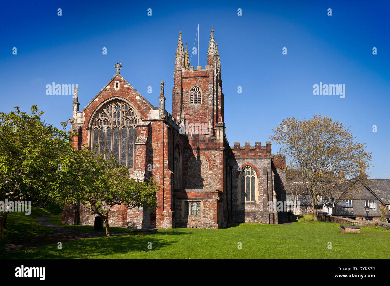Parrocchia convento e chiesa di Santa Maria, Totnes, Devon. Diocse di Exeter, bel cielo blu Foto Stock