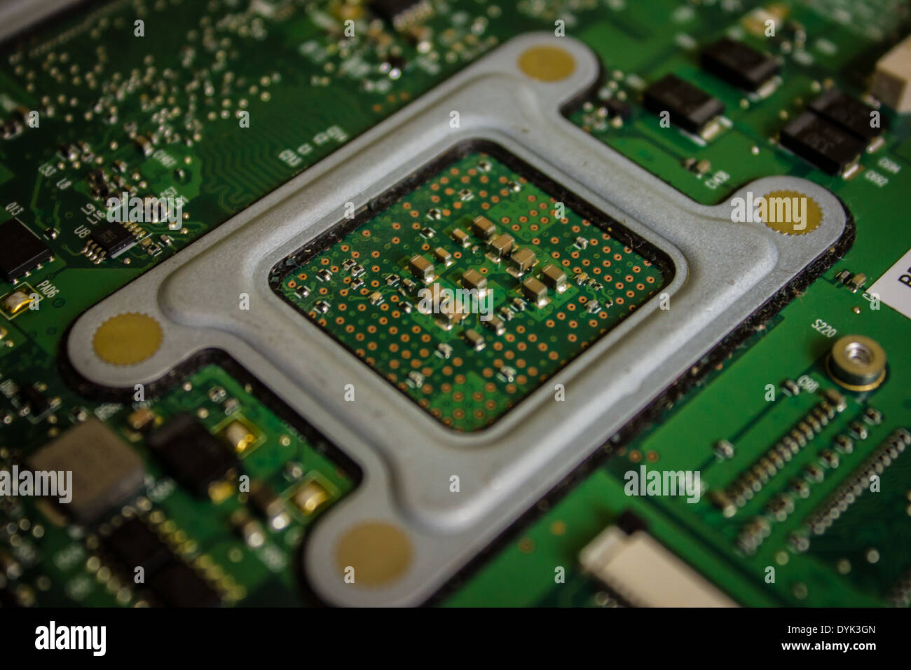 Una scheda di circuito che illustra vari componenti elettronici il gruppo Tecnologia a montaggio superficiale Foto Stock