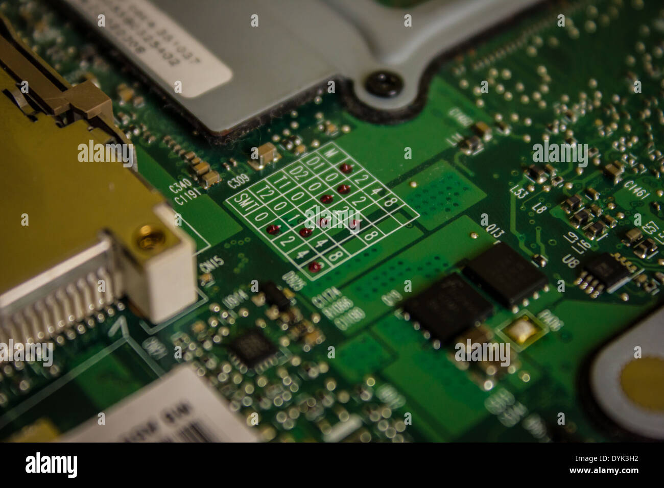Una scheda di circuito che illustra vari componenti elettronici il gruppo Tecnologia a montaggio superficiale Foto Stock
