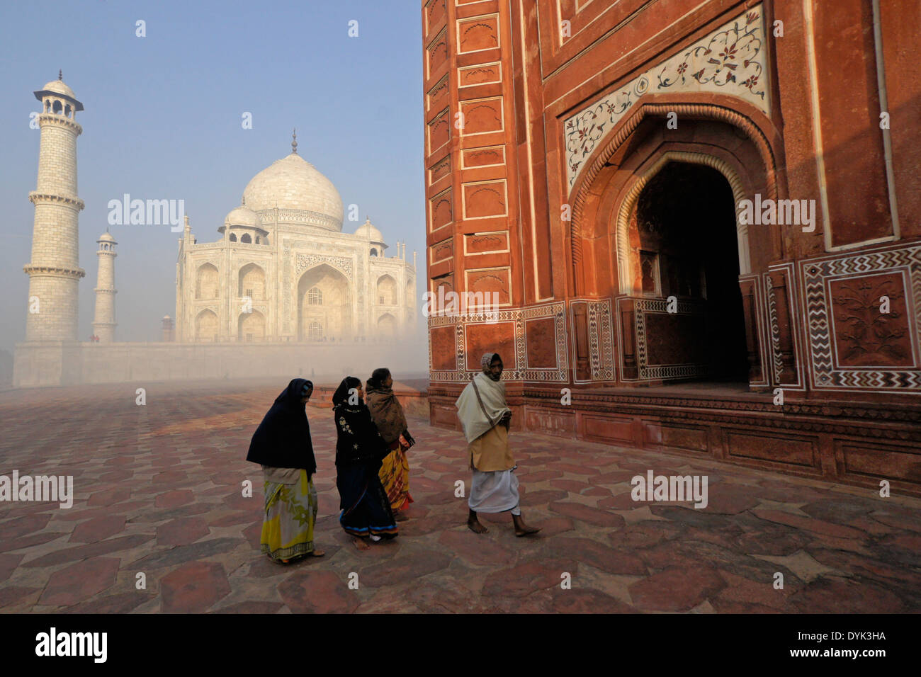 Visitatori indiano al Taj Mahal, Agra India Foto Stock