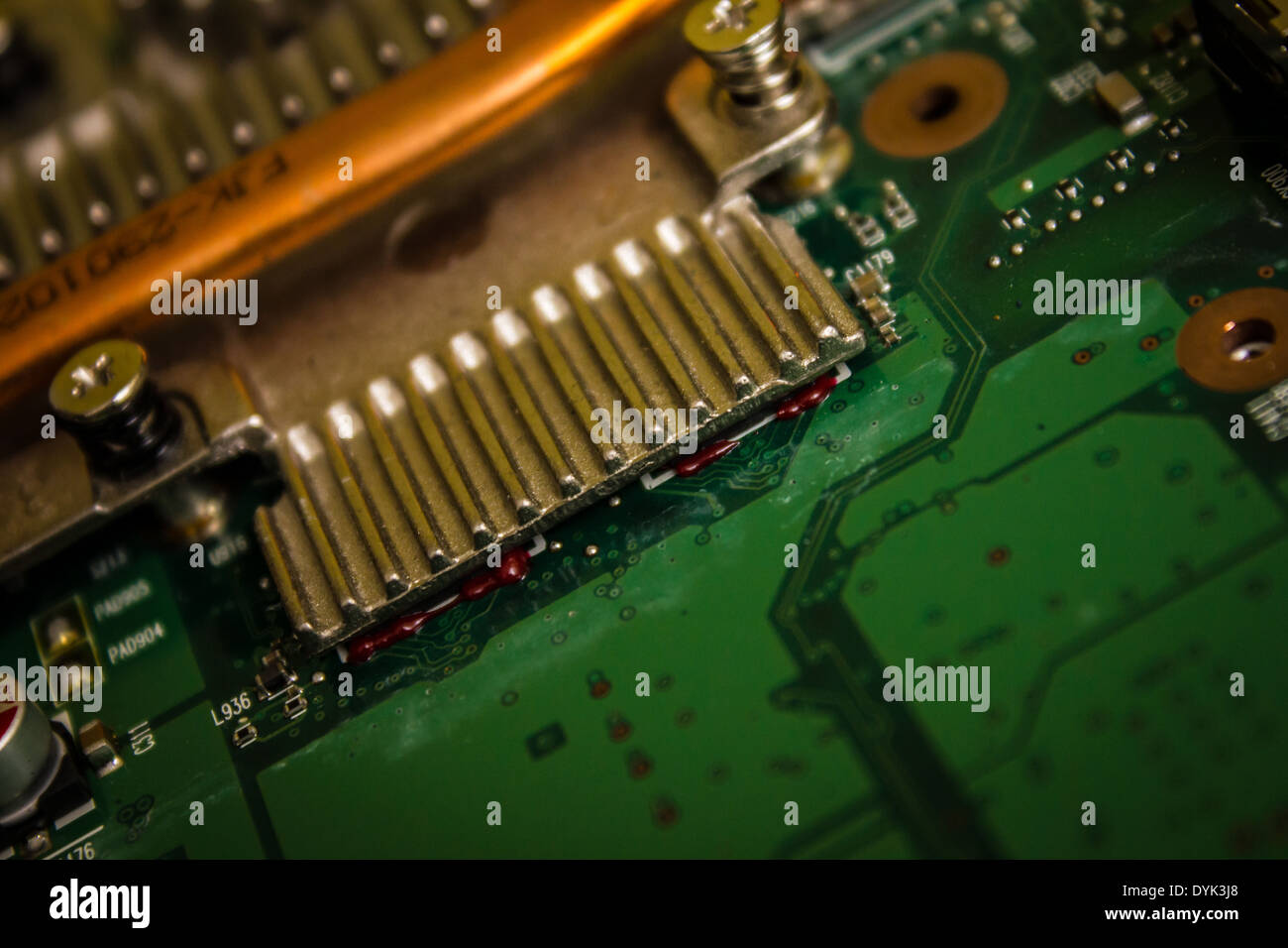 Una scheda di circuito che illustra vari componenti elettronici il gruppo Tecnologia a montaggio superficiale Foto Stock