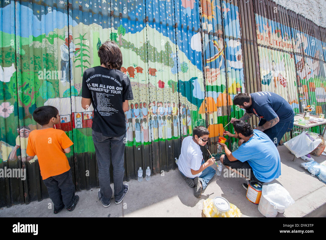 Nogales, Sonora, Messico. Xix Apr, 2014. La Nogales, figlio. Mural de Taniperla una volta dipinta su STATI UNITI-Messico recinzione di confine tra Arizona e sonora, preso in giù nel 2011, ha trovato una nuova casa in centro a Nogales, figlio., Mex. e circa 30 artisti volontari trascorso un sabato pomeriggio il ripristino. Il murale fu originariamente dipinta sul lato sud della recinzione in 2005, ma è stata presa dopo la recinzione di confine fu ricostruito dai nuovi materiali nel 2011. © sarà Seberger/ZUMAPRESS.com/Alamy Live News Foto Stock