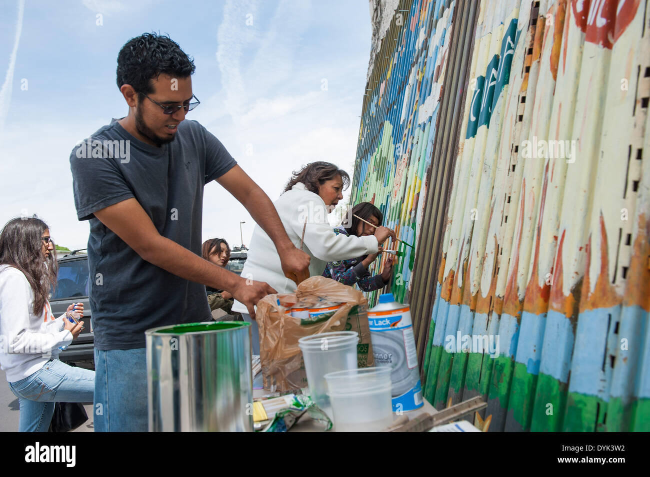 Nogales, Sonora, Messico. Xix Apr, 2014. La Nogales, figlio. Mural de Taniperla una volta dipinta su STATI UNITI-Messico recinzione di confine tra Arizona e sonora, preso in giù nel 2011, ha trovato una nuova casa in centro a Nogales, figlio., Mex. e circa 30 artisti volontari trascorso un sabato pomeriggio il ripristino. Il murale fu originariamente dipinta sul lato sud della recinzione in 2005, ma è stata presa dopo la recinzione di confine fu ricostruito dai nuovi materiali nel 2011. © sarà Seberger/ZUMAPRESS.com/Alamy Live News Foto Stock