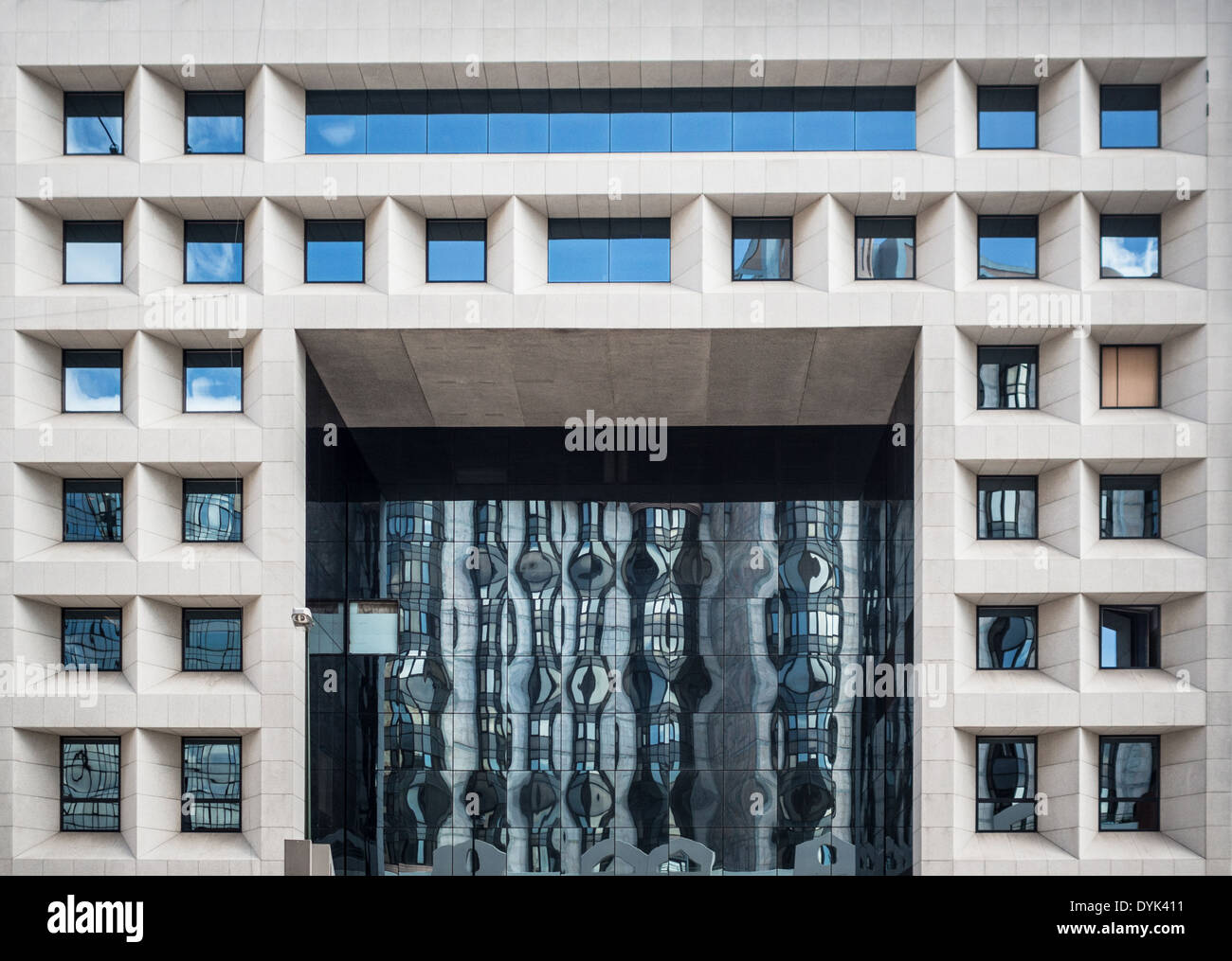 Forme geometriche riempito con sky riflessione Foto Stock