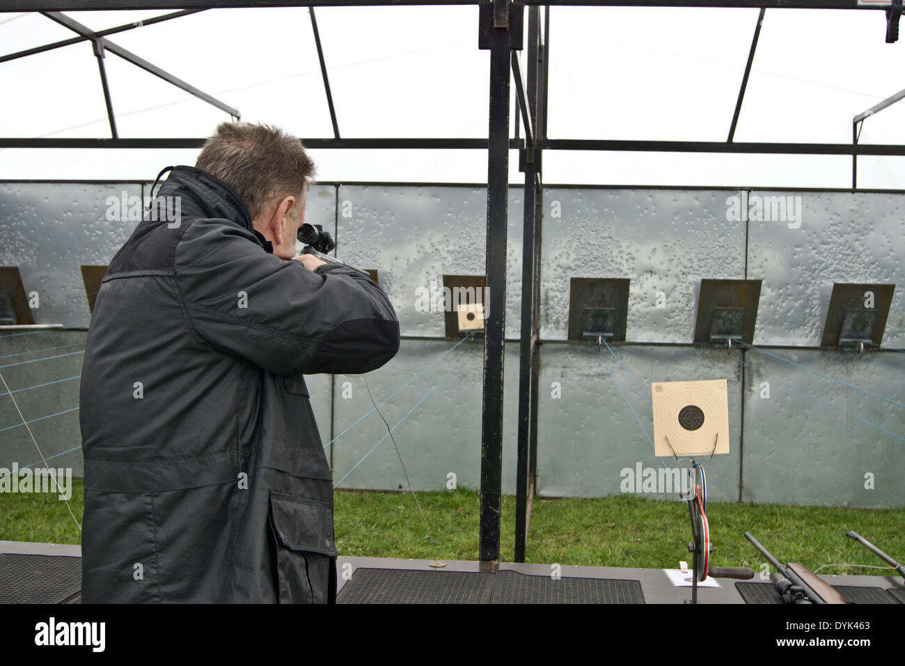 Thame, Oxon, Regno Unito. Xx Apr, 2013. Il Thame Country Fair persone provare il fucile ad aria compressa tiro a segno. Credito: Scott Carruthers/Alamy Live News Foto Stock