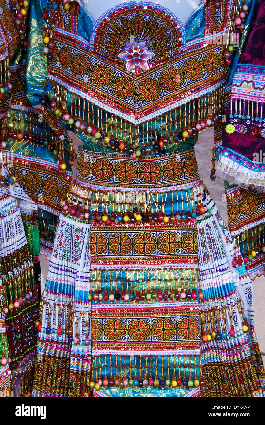 Fiore abiti Hmong in vendita nel mercato, Bac Ha, Sapa (Sa Pa), il Nord Vietnam Foto Stock