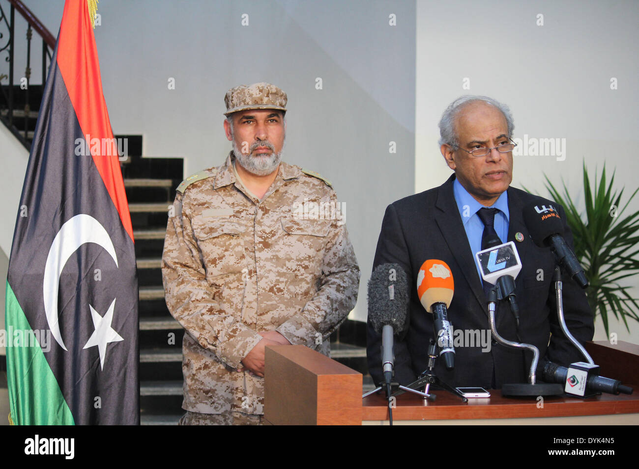 (140420) -- Bengasi, 20 aprile 2014 (Xinhua)-- giustizia libica Ministro Salah Marghani (R) partecipa a una conferenza stampa a Bengasi, Libia, il 20 aprile 2014. Egli ha informato il piano per migliorare la sicurezza nell'irrequieta città orientale di Bengasi diminuendo il commercio illegale di armi. (Xinhua/Mohammed Elzhahawi) Foto Stock