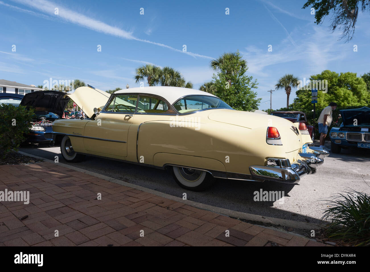 Antique classic 1953 Cadillac Coupe DeVille automobile mostra che si terrà al Parco Wooton in Tavares, Florida USA Foto Stock