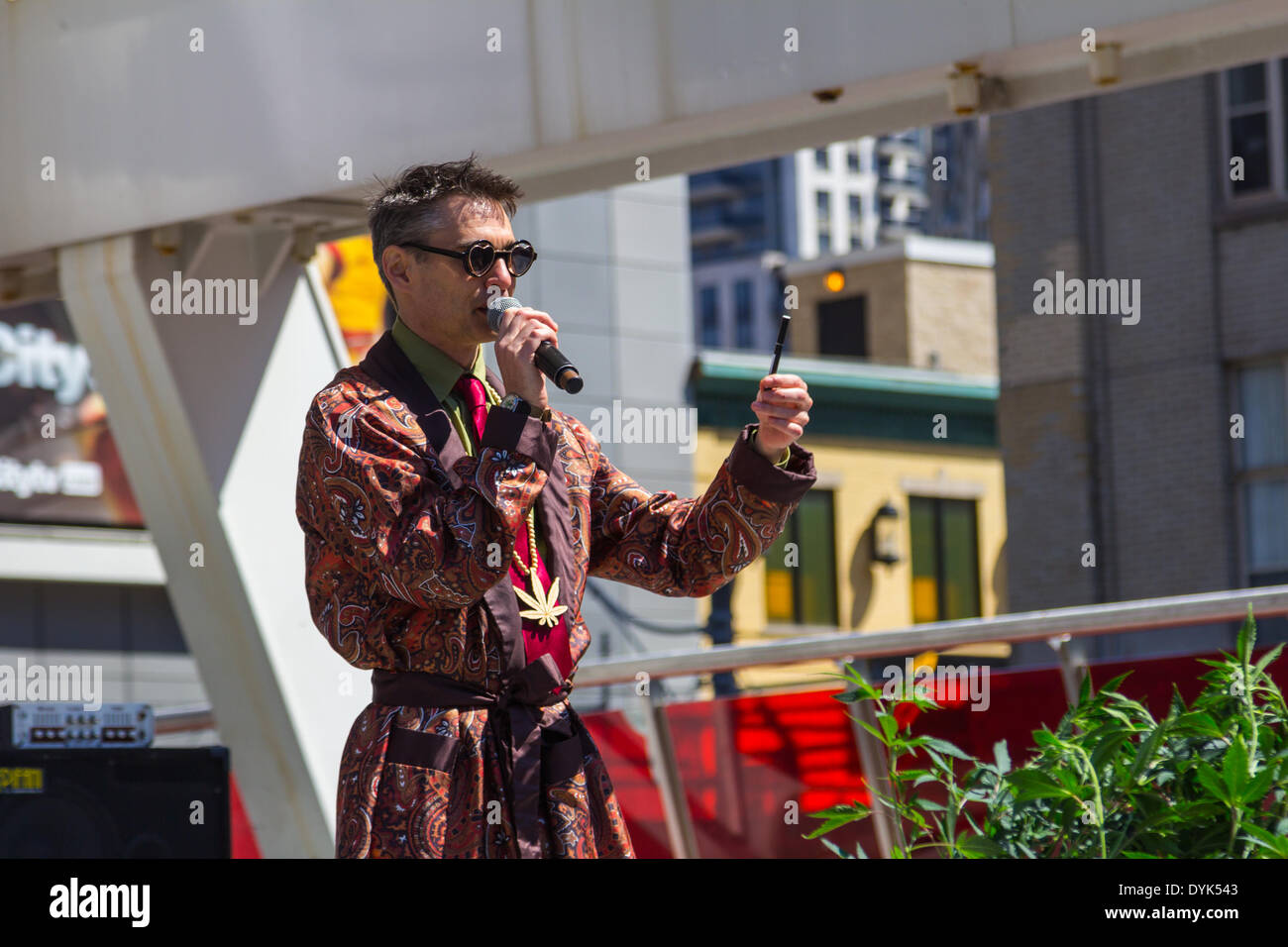 TORONTO, Canada - 20 APRILE 2014: le persone si radunano in Dundas Square per l annuale 420 rally. Il 4/20 rally è una dimostrazione contro di far rispettare le attuali leggi sulla marijuana, in definitiva il tentativo di rendere il farmaco legal credit: Mike Clegg/Alamy Live News Foto Stock