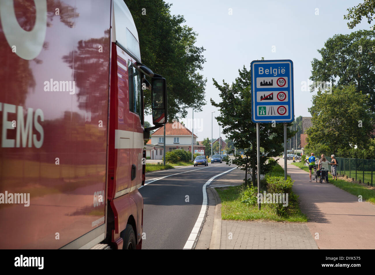 Il traffico al confine tra il Belgio e i Paesi Bassi tra Valkenswaard e Lommel Foto Stock