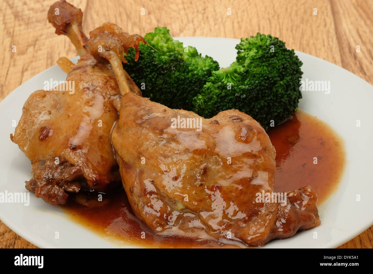 Anatra arrosto gambe con salsa di prugne - studio shot Foto Stock