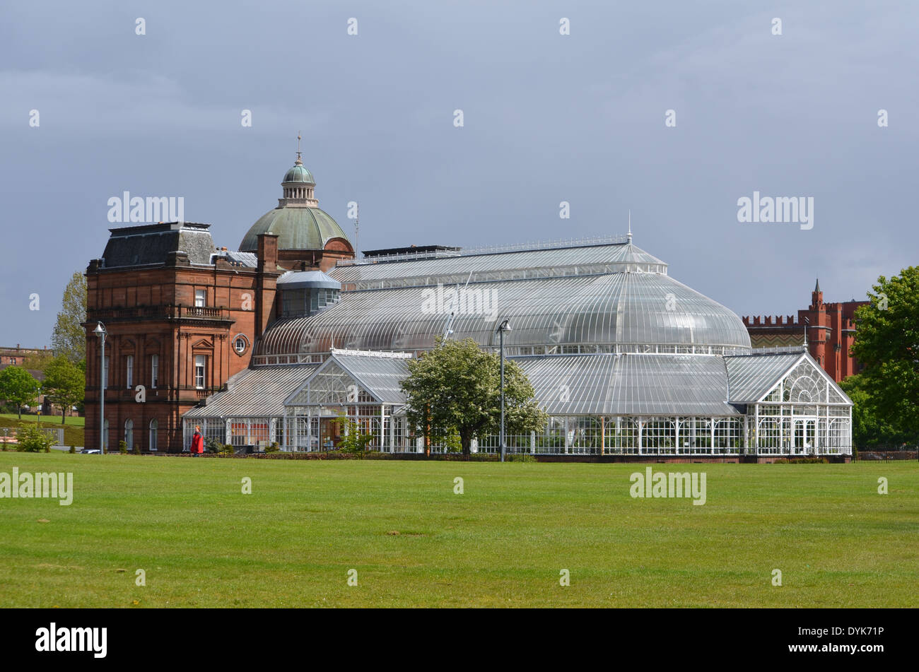 I popoli Palazzo e Giardini Invernali un luogo popolare con i visitatori che visitare Glasgow Green Foto Stock