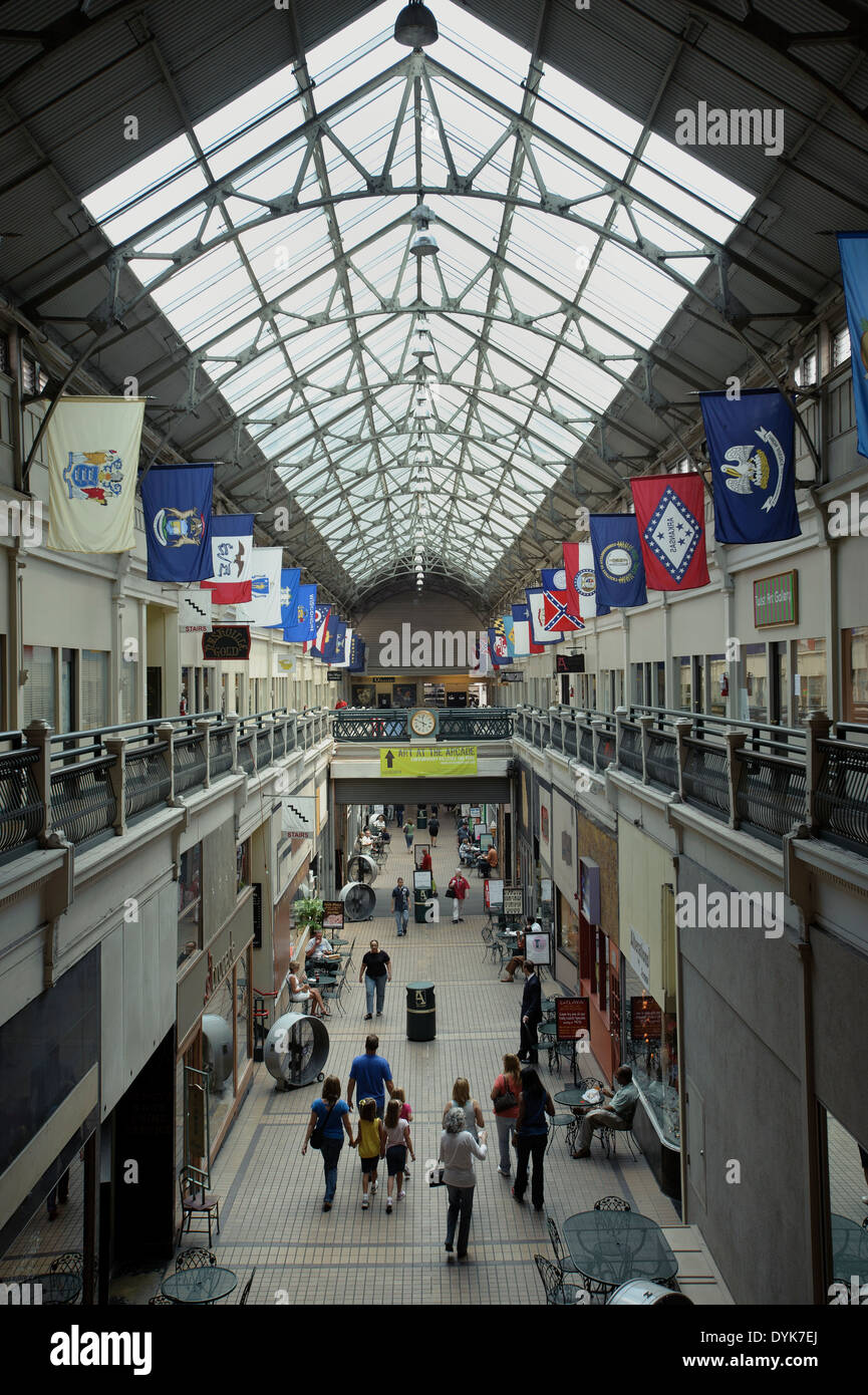 Foto dell'interno del porticato Nashville Tennessee con turisti e bandiere degli Stati Uniti visualizzati Foto Stock