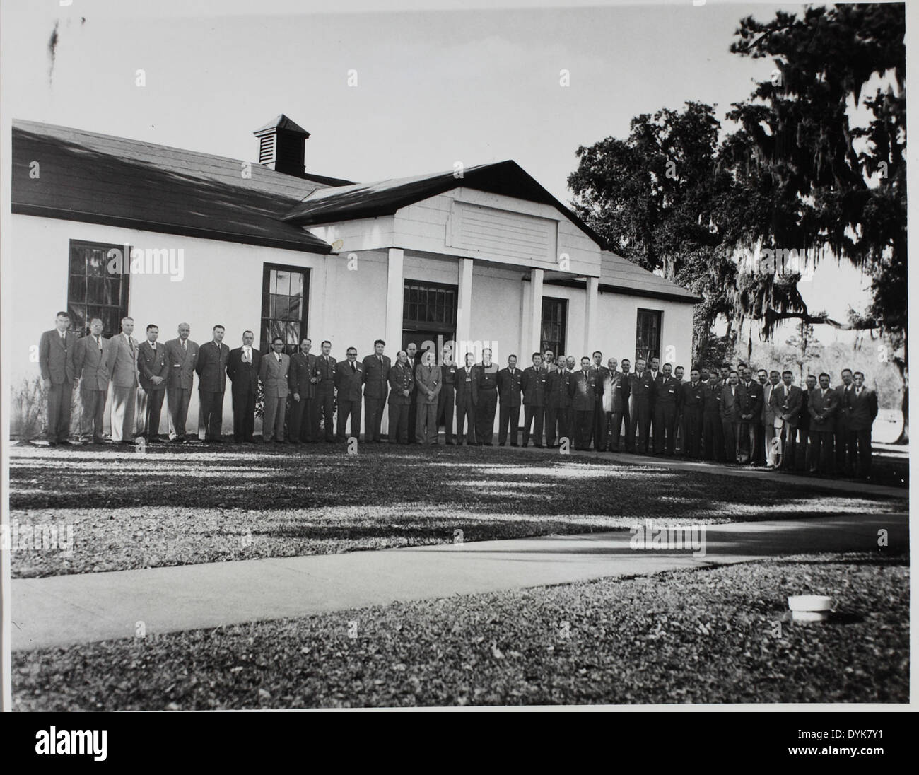 Questa foto di gruppo del San Diego Air and Space Museum mostra una collezione di personale dell'aeronautica degli Stati Uniti. Catturata in un momento storico, l'immagine riflette il lavoro di squadra e la dedizione di coloro che sono coinvolti nell'aviazione militare degli Stati Uniti nel XX secolo. Foto Stock