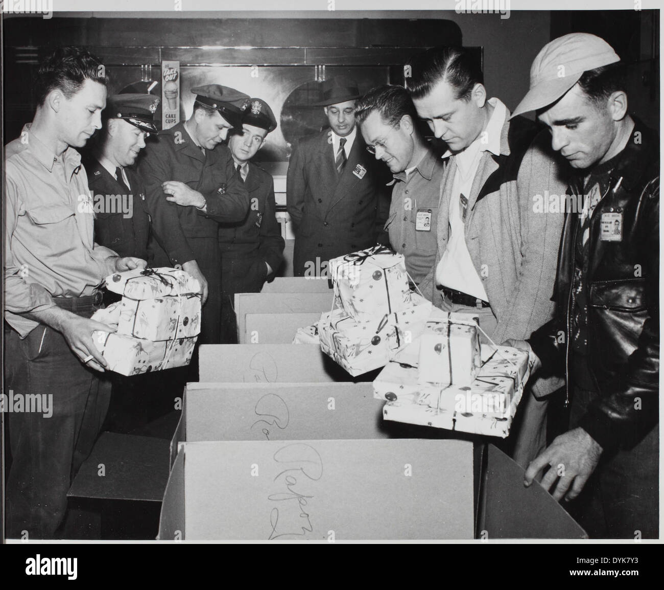 Questa foto mostra la tradizione dei cesti natalizi a McClellan, una base dell'aeronautica militare statunitense in California. L'immagine mette in evidenza lo spirito della comunità e il supporto esteso al personale e alle loro famiglie durante le festività natalizie alla base. Foto Stock