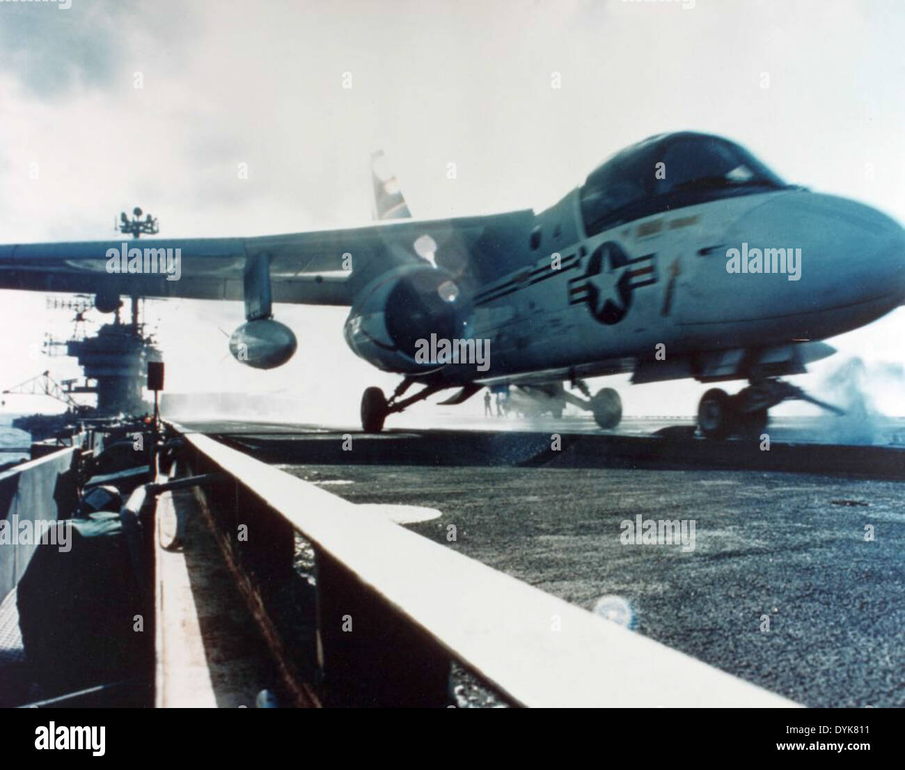 Stetz 0003 è un'immagine relativa a NAS North Island, San Diego, una base chiave della Marina degli Stati Uniti. La stazione funge da hub primario dell'aviazione per le operazioni militari, supportando vari aerei e missioni. North Island svolge un ruolo fondamentale nell'aviazione navale, fornendo manutenzione, addestramento e supporto operativo alle forze dell'aviazione navale degli Stati Uniti. Foto Stock