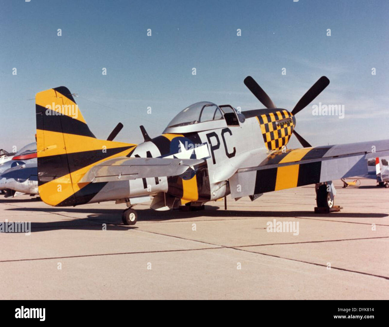 Questa immagine cattura un momento alla NAS North Island (Naval Air Station) di San Diego, California. La stazione, un'importante base per l'aviazione navale, ha svolto un ruolo vitale nell'addestramento e nella preparazione operativa durante vari conflitti, tra cui la seconda guerra mondiale Foto Stock