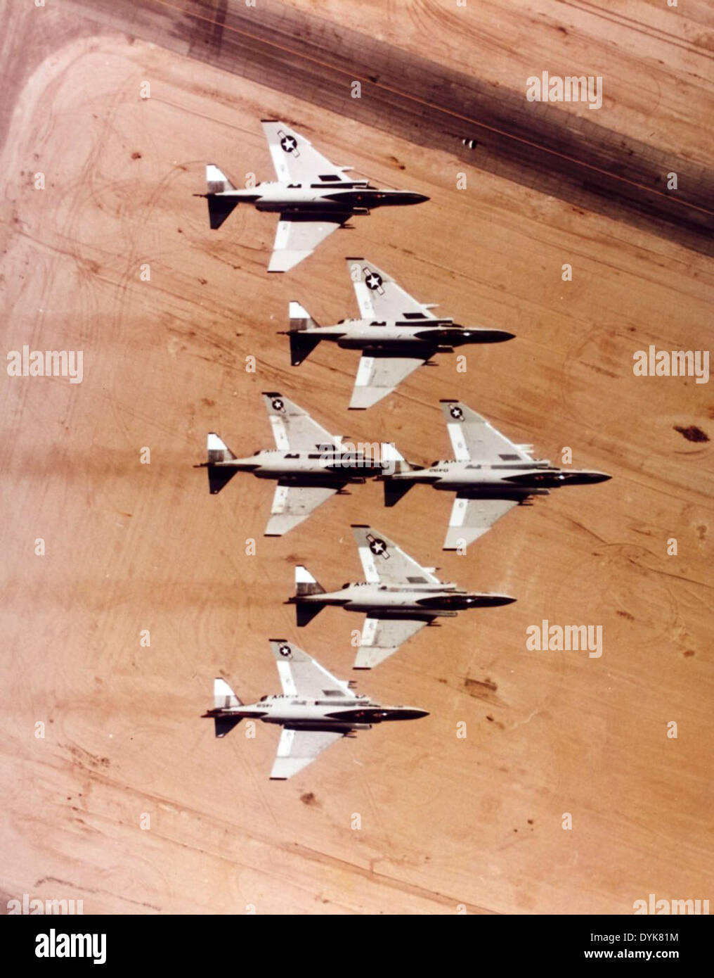 Questa foto storica cattura le operazioni presso la Naval Air Station North Island (NAS NI), un'importante base per l'aviazione navale situata a San Diego, California. Foto Stock