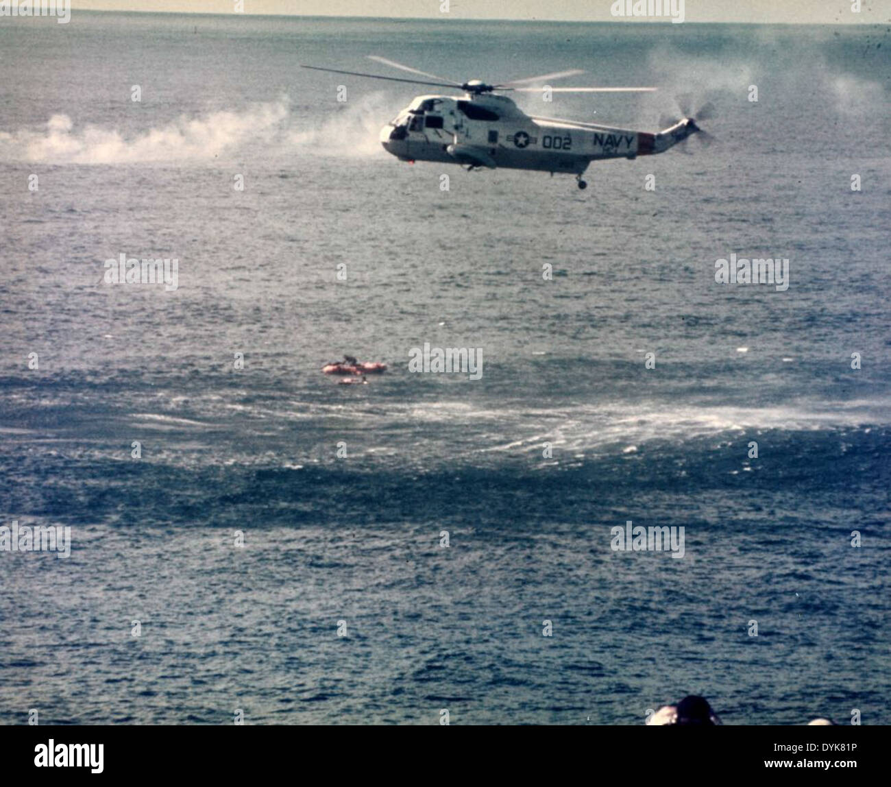 Questa fotografia raffigura NAS North Island, un'importante stazione aerea navale situata a San Diego, California. North Island ha svolto un ruolo cruciale nell'aviazione navale sin dalla sua istituzione, servendo come base per le portaerei e l'addestramento aereo. L'immagine cattura il significato storico della stazione nello sviluppo dell'aviazione navale. Foto Stock