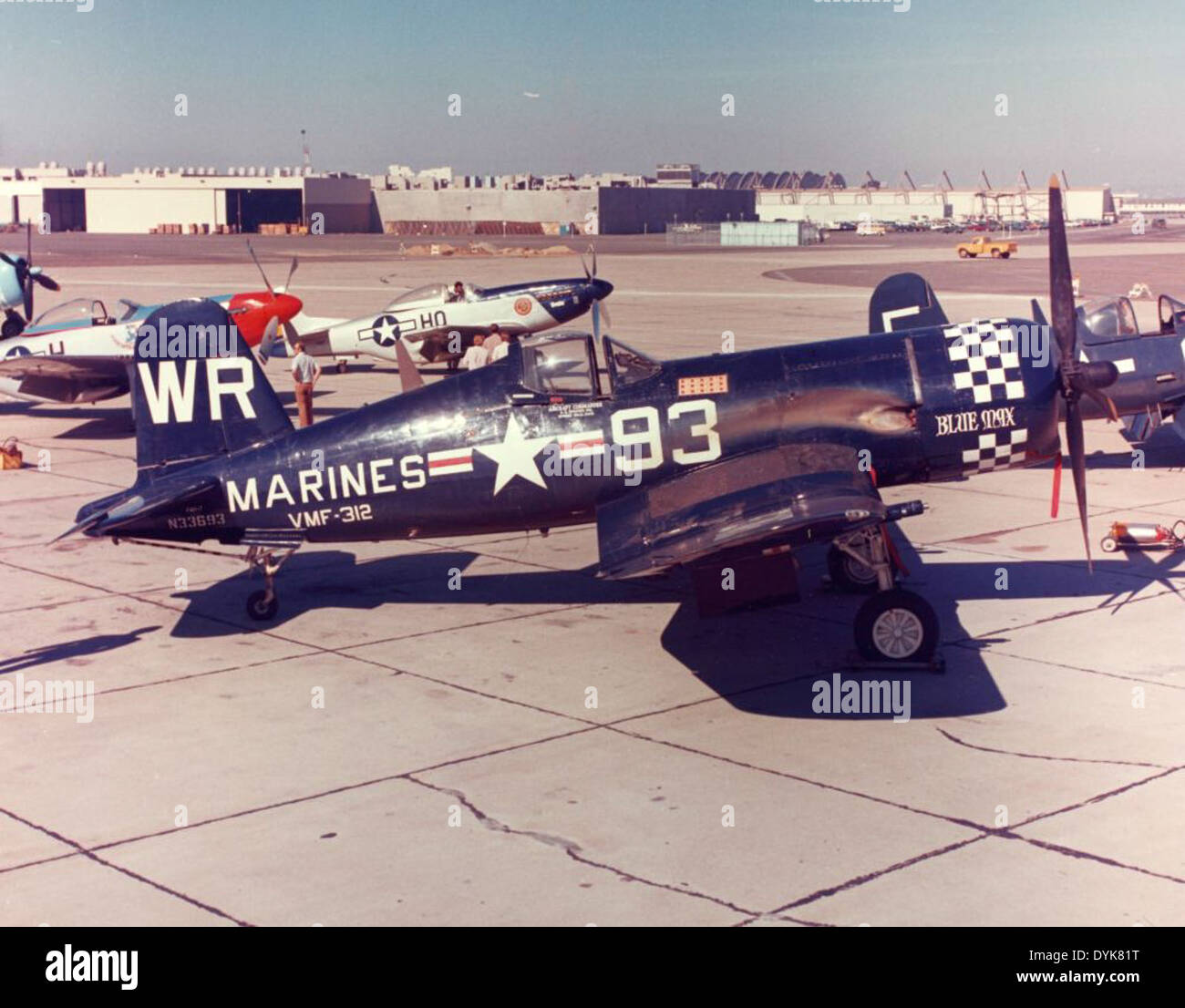 Questa fotografia cattura una vista della Naval Air Station North Island (NASNI) a San Diego. La base, fondata all'inizio del XX secolo, è stata un hub chiave per le operazioni e l'addestramento dell'aviazione navale degli Stati Uniti. Foto Stock