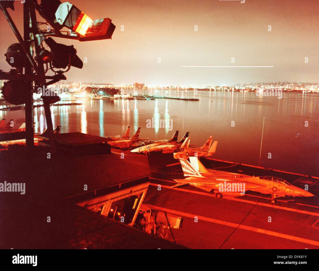 Questa immagine mostra la Naval Air Station North Island (NASNI) situata a San Diego, California, una delle strutture chiave per le operazioni di aviazione della Marina degli Stati Uniti. NASNI è stata una base vitale per la manutenzione, l'addestramento e lo spiegamento degli aeromobili. Foto Stock