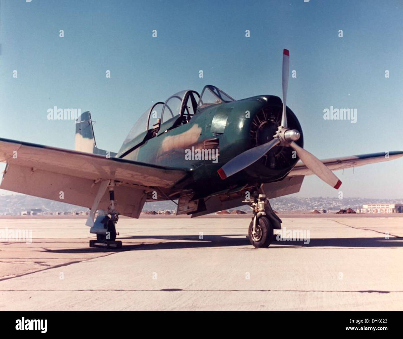 Foto che mostra la Naval Air Station North Island (NAS NI), situata a San Diego, California. NAS North Island è stata una struttura chiave per l'aviazione navale, supportando la manutenzione degli aeromobili, le operazioni di volo e l'addestramento del personale per la Marina degli Stati Uniti. Foto Stock
