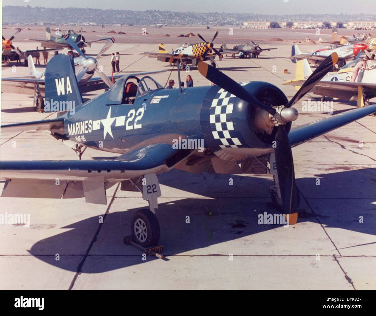 Questa foto raffigura la Naval Air Station North Island (NASNI) a San Diego, un'installazione militare chiave per l'aviazione navale degli Stati Uniti. Il NASNI è stato parte integrante della manutenzione degli aeromobili, delle operazioni di volo e dell'addestramento per gli aviatori della Marina e ha una storia importante nell'aviazione militare. Foto Stock