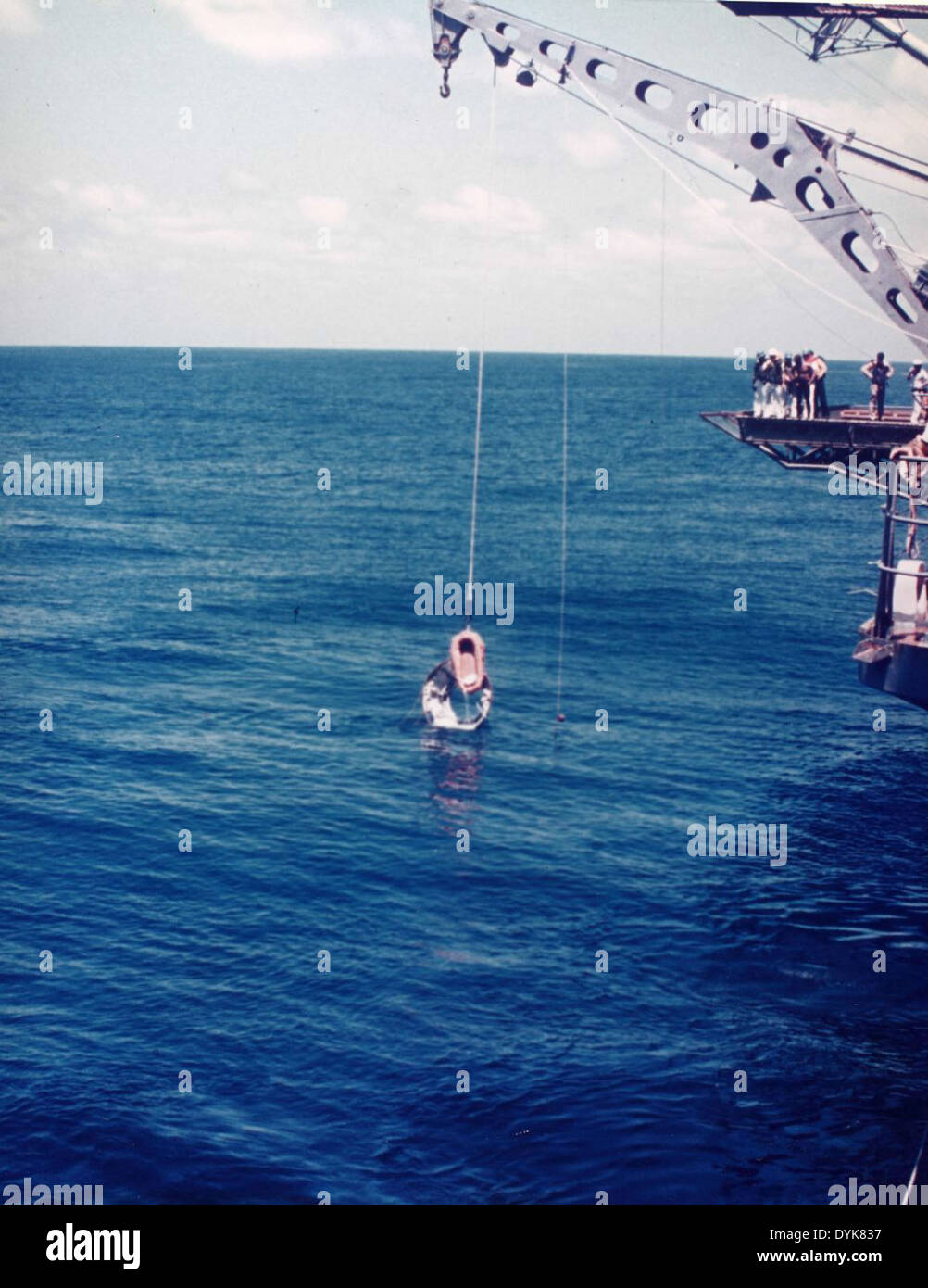 Questa immagine cattura un momento presso la North Island Naval Air Station (NAS NI) di San Diego. NAS North Island funge da base fondamentale per l'addestramento e le operazioni dell'aviazione navale, supportando vari aerei militari. Foto Stock