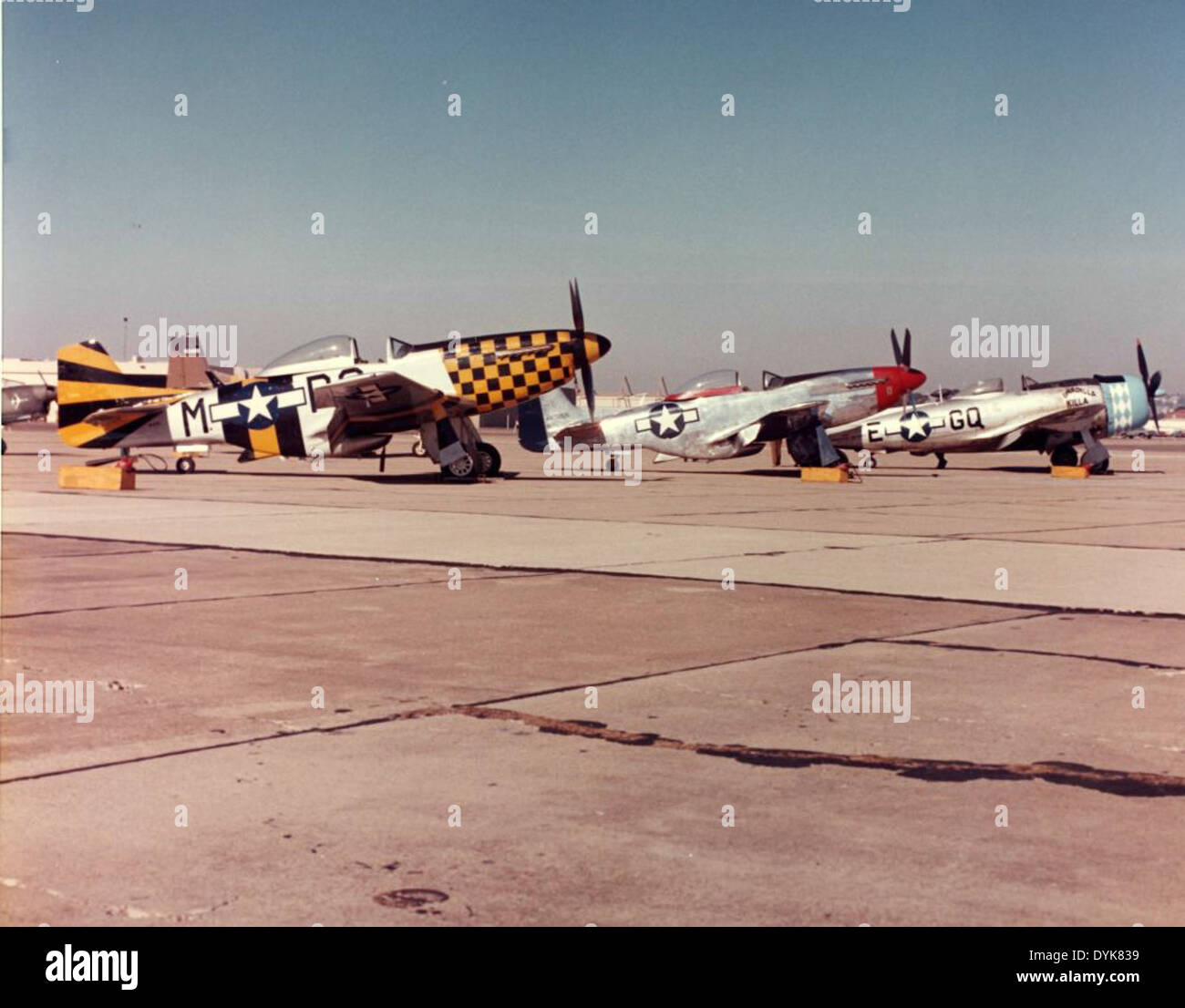 Questa foto mostra la Naval Air Station North Island (NAS NI) a San Diego, California, un hub essenziale per le operazioni di aviazione della Marina degli Stati Uniti, la manutenzione degli aeromobili e l'addestramento del personale. Foto Stock
