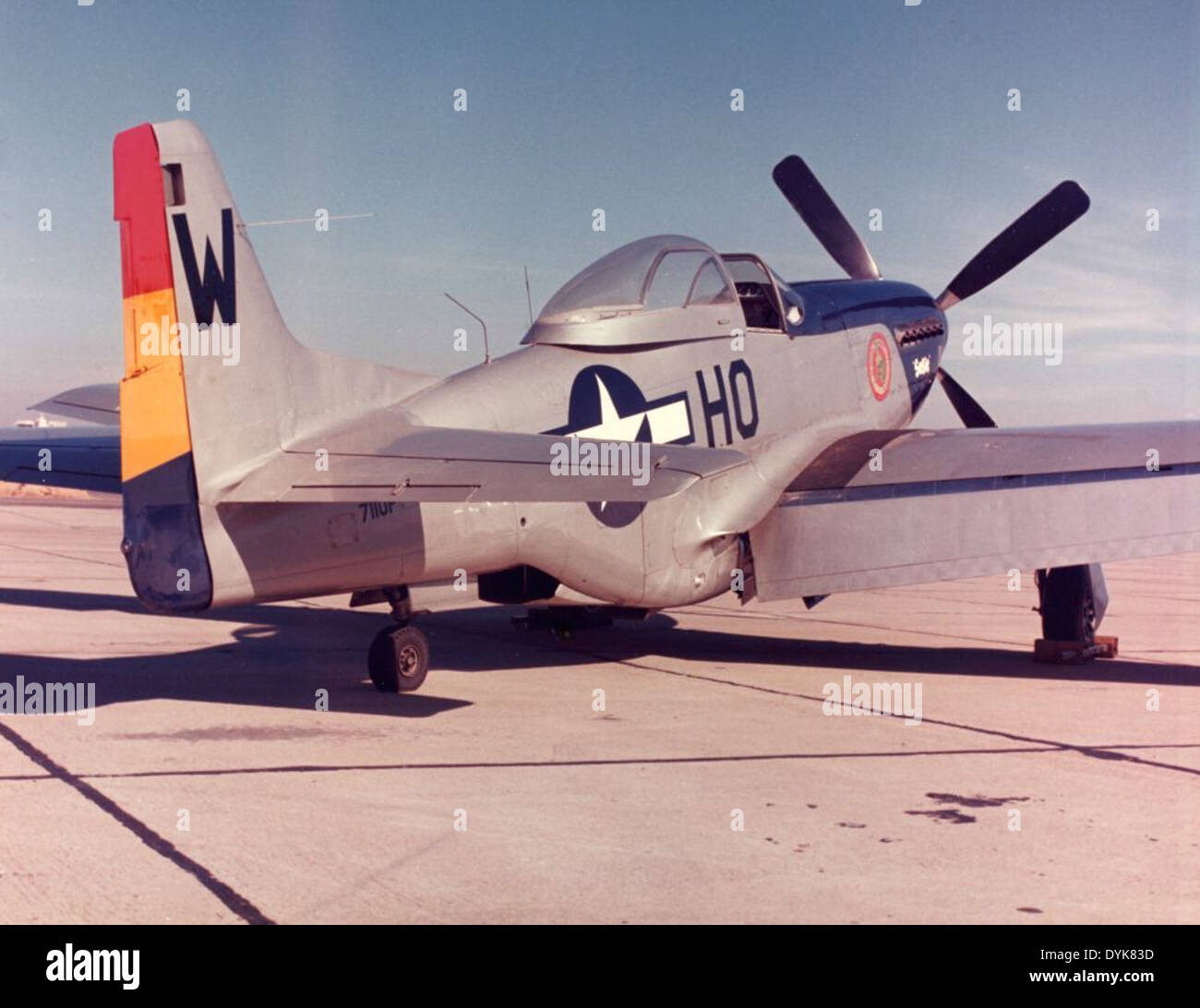 Questa immagine cattura una vista storica della Naval Air Station North Island (NAS NI) a San Diego, un sito vitale per l'aviazione navale. NAS NI ha svolto un ruolo chiave nelle operazioni delle portaerei e nella formazione dell'aviazione navale. Foto Stock