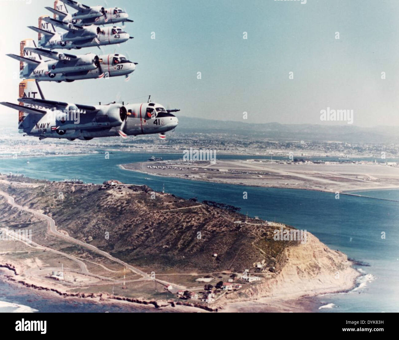 Questa foto della Stetz Collection mostra la Naval Air Station (NAS) North Island a San Diego, una base vitale per le operazioni della Marina degli Stati Uniti. Mette in evidenza le infrastrutture dell'aviazione militare e il ruolo chiave di North Island durante i conflitti della metà del XX secolo. Foto Stock
