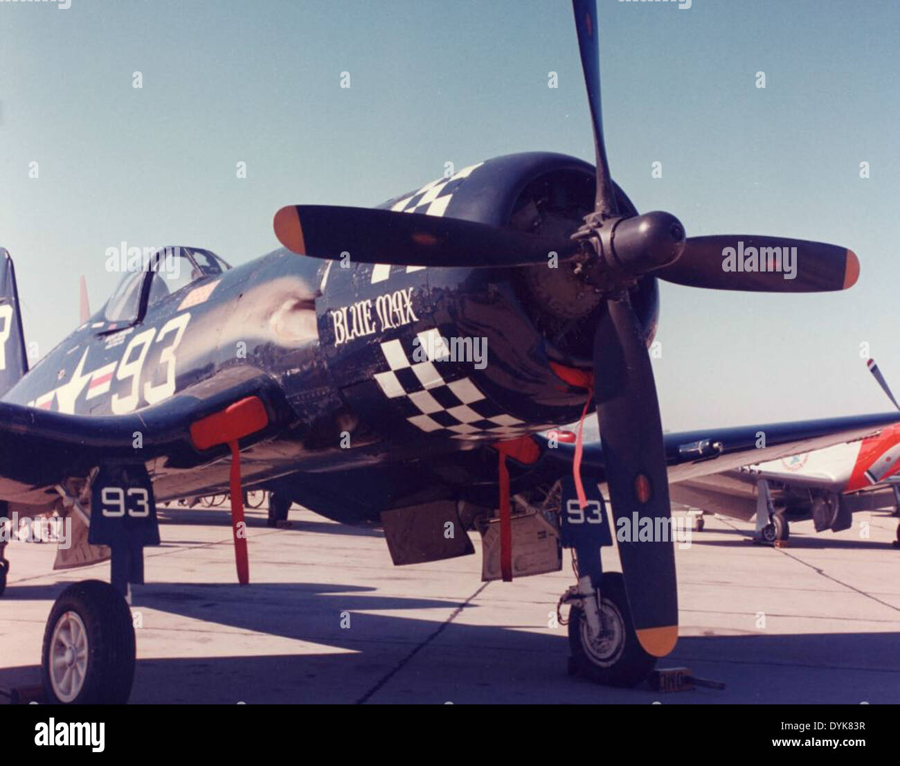 Questa immagine mostra NAS North Island a San Diego, un'importante stazione aerea della Marina degli Stati Uniti. Nota per il suo ruolo di hub per le operazioni aeronautiche, in particolare durante la seconda guerra mondiale e oltre, North Island continua a sostenere l'aviazione navale e funge da base chiave per le operazioni sia aeree che marittime. Foto Stock