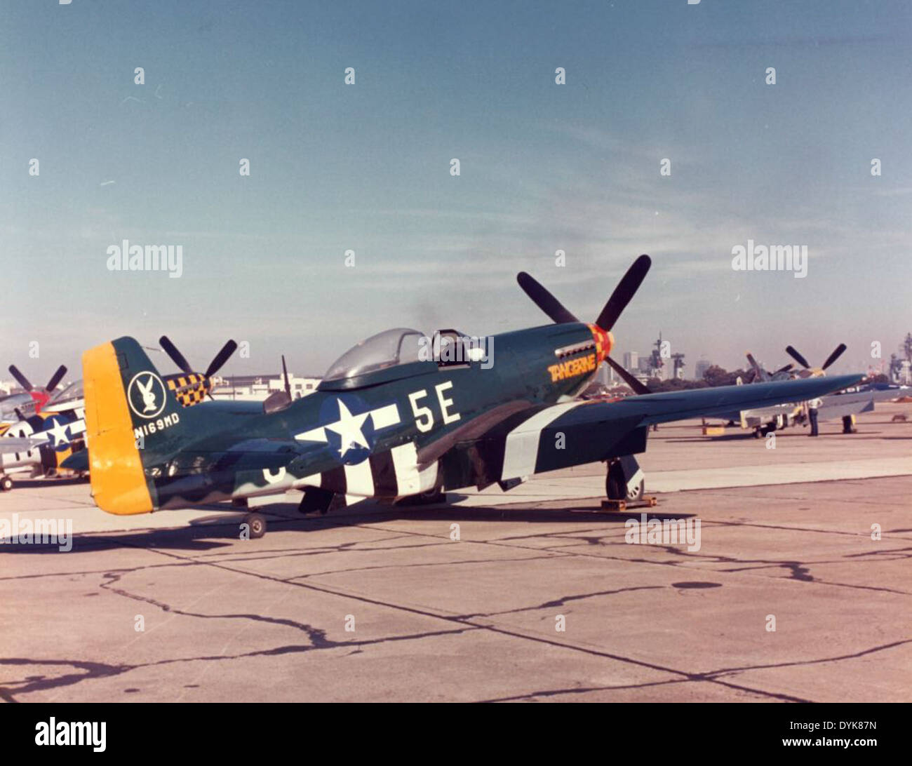 Questa foto cattura la NAS North Island, situata a San Diego, un'importante stazione aerea navale per la Marina degli Stati Uniti. Ha svolto un ruolo cruciale nelle operazioni militari, servendo come base per portaerei e varie unità di aviazione navale. Foto Stock