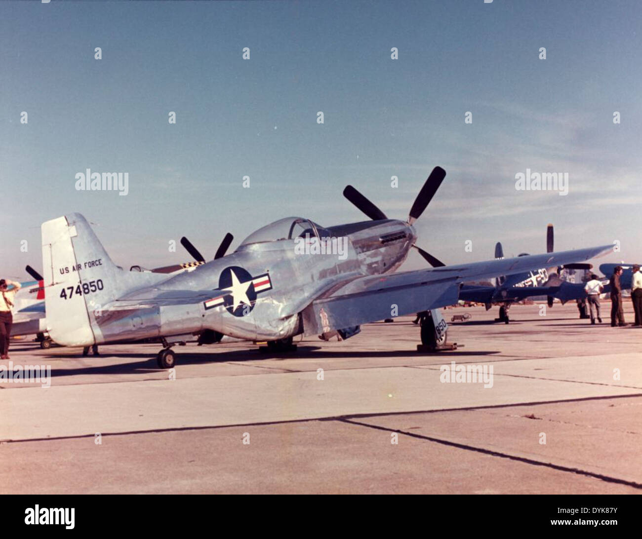 Questa immagine mostra una scena alla North Island Naval Air Station (NAS), San Diego, una posizione chiave per le operazioni dell'aviazione della Marina degli Stati Uniti. La stazione ha svolto un ruolo fondamentale nell'addestramento e nelle operazioni dell'aviazione navale durante il XX secolo. Foto Stock