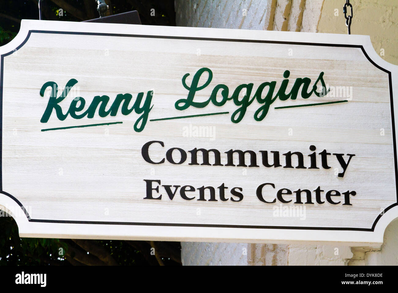 Appendere il legno segno esterno Kenny Loggins Eventi Community Center di Santa Barbara in California Foto Stock