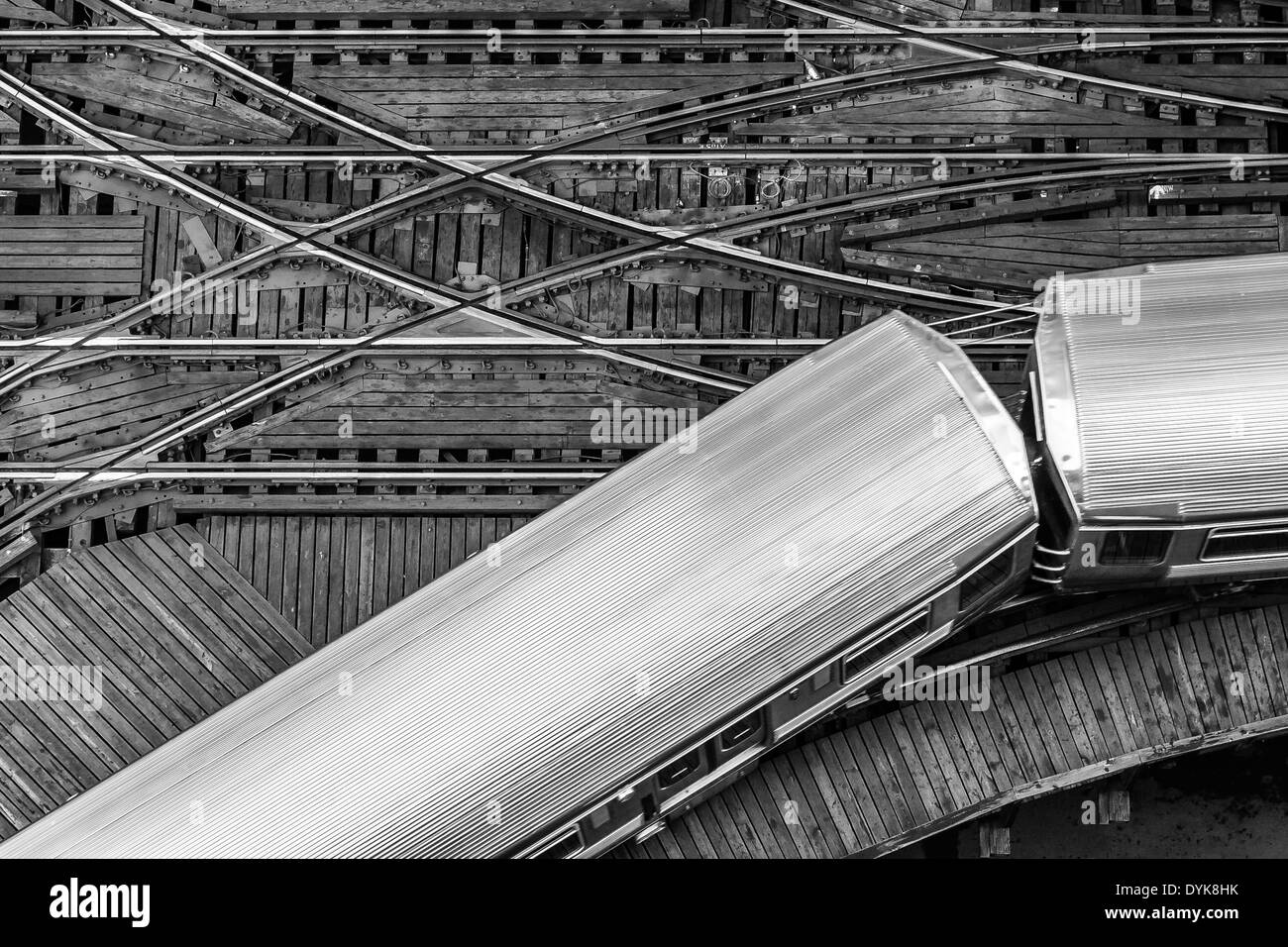 Metropolitana sopraelevata 'L' treni che viaggiano sulle tracce su una piattaforma di legno in Chicago Loop vicino al lago di pozzi e strade Foto Stock