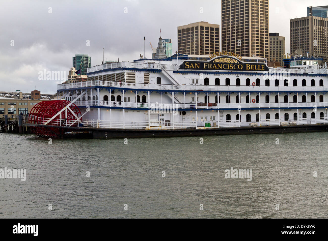 Il San Francisco Belle, una carta stern wheeler yacht al dock nella Baia di San Francisco Foto Stock