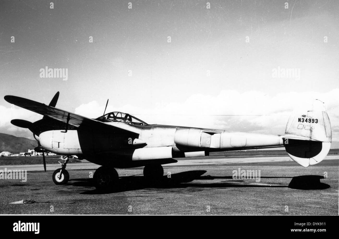 Il Lockheed N34993, con numero di registrazione 15 001448, è un aereo della flotta Lockheed, noto per il suo design innovativo e i contributi alla storia dell'aviazione. Questo modello rappresenta i progressi continui della Lockheed nel campo dell'ingegneria aeronautica. Foto Stock